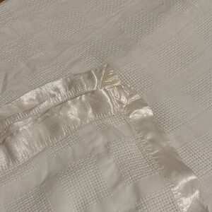 Elegant White Vermont Country Store  Satin-Trimmed Blanket